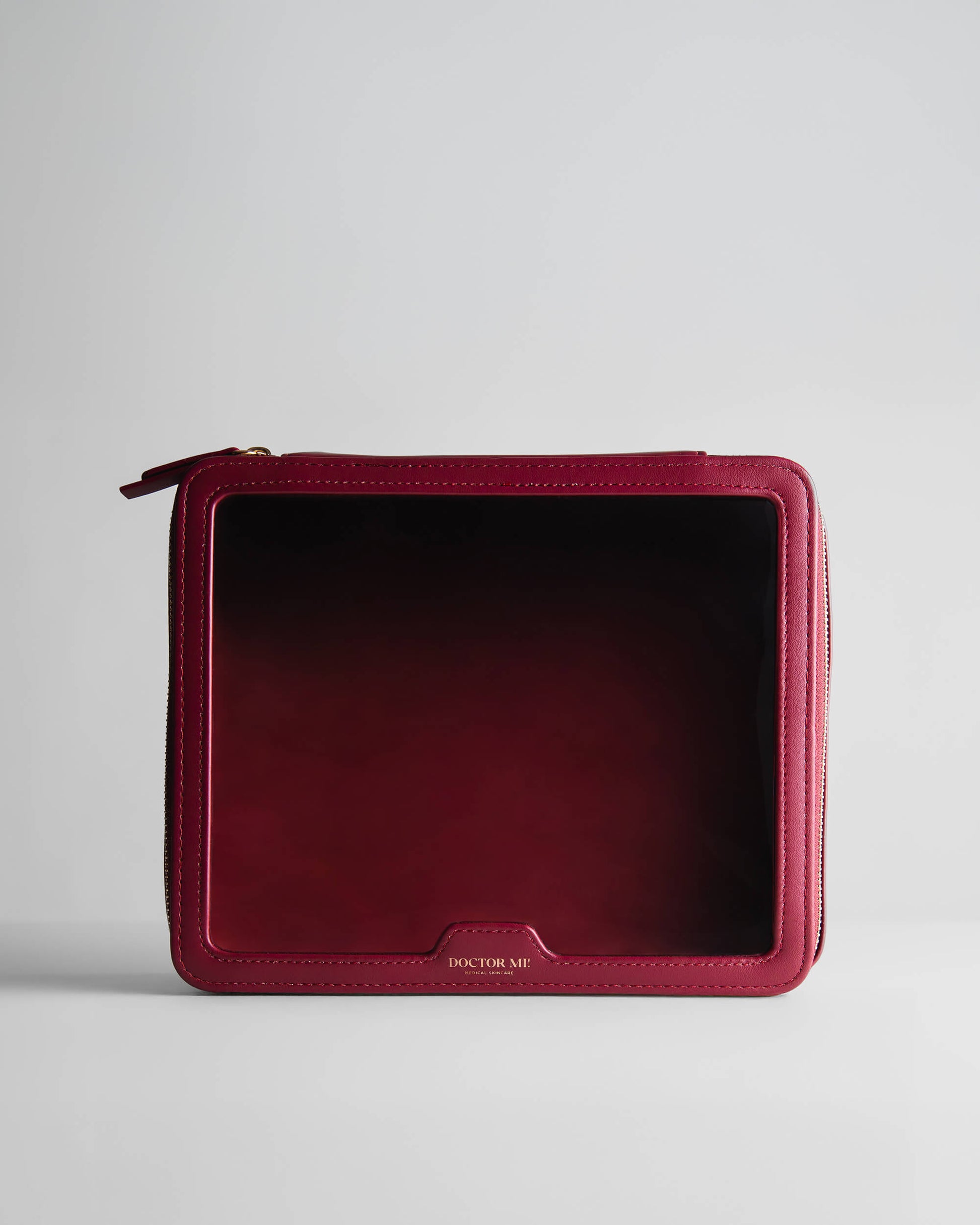 DOCTOR MI! BEAUTY BAG L praktische Kosmetiktasche vereint Funktionalität und Eleganz in roter Tasche auf grauem Hintergrund