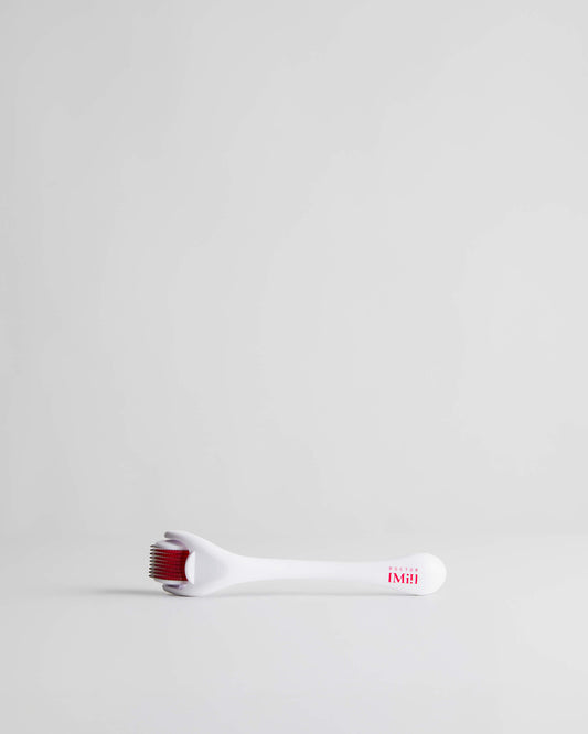 DOCTOR MI! MICRONEEDLER DERMAROLLER Edelstahlnadeln mit antibakterieller Beschichtung verleiht intensiven Boost in weißer Verpackung auf grauem Hintergrund