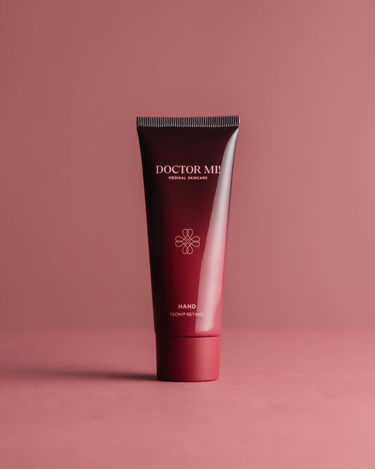 DOCTOR MI! RENEWING HAND CREAM pflegende Handcreme mit Retinol TECMi!® Technologie in roter Tube auf rotem Hintergrund