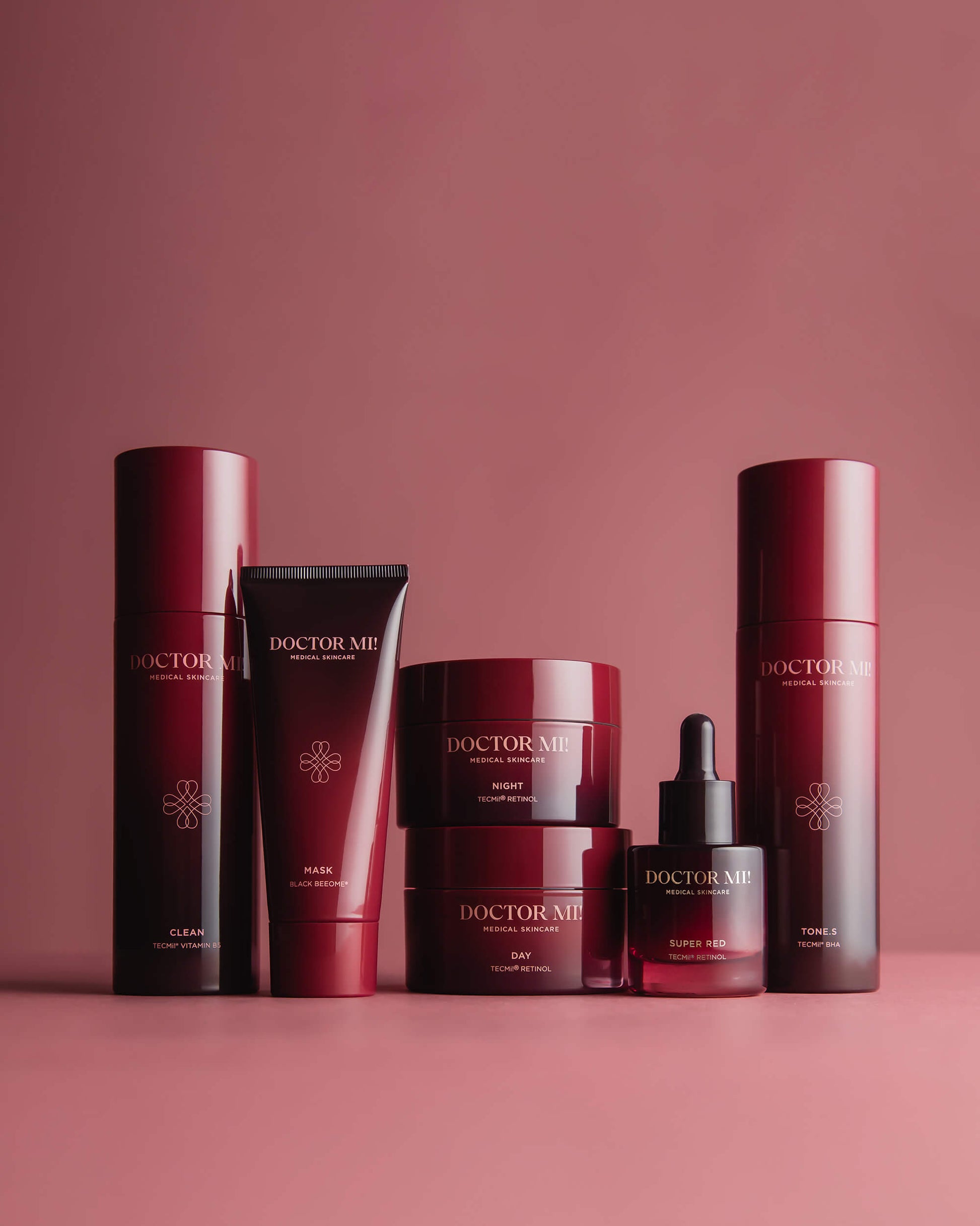 DOCTOR MI! ROSAZEA SET Produktset speziell für Haut mit Rosazea und Rötungen für eine beruhigte und gestärkte Hautbarriere dank TECMi!® Retinol mit BALANCING CLEANSER in rotem Pumpspender, RENEWING TONER in rotem Pumpspender, REFINING DAY CREAM in rotem Tiegel, REGENERATING NIGHT CREAM in rotem Tiegel, SUPER RED SERUM in rotem Glasflakon, REFINING MASK in roter Tube auf rotem Hintergrund