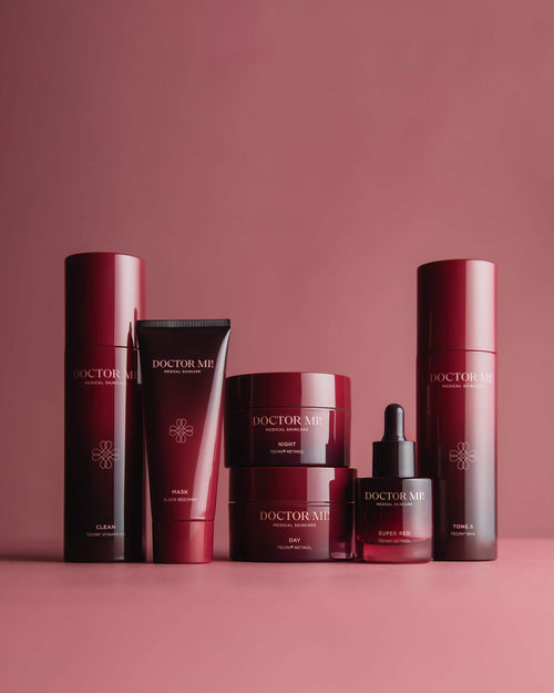 DOCTOR MI! ROSAZEA SET Produktset speziell für Haut mit Rosazea und Rötungen für eine beruhigte und gestärkte Hautbarriere dank TECMi!® Retinol mit BALANCING CLEANSER in rotem Pumpspender, RENEWING TONER in rotem Pumpspender, REFINING DAY CREAM in rotem Tiegel, REGENERATING NIGHT CREAM in rotem Tiegel, SUPER RED SERUM in rotem Glasflakon, REFINING MASK in roter Tube auf rotem Hintergrund