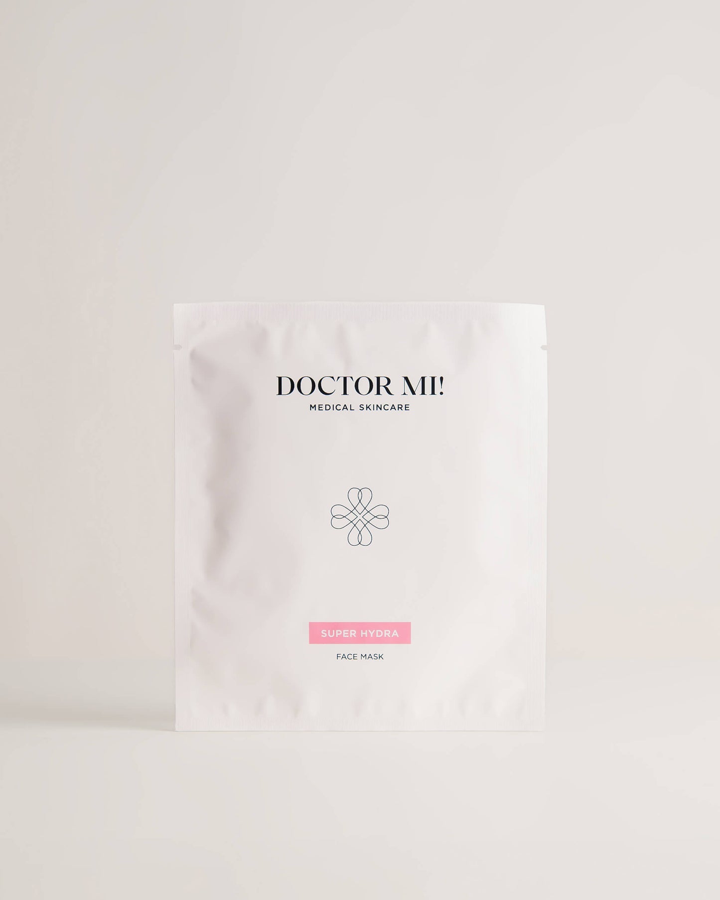 DOCTOR MI! SUPER HYDRA FACE MASK intensive Feuchtigkeits-Gesichtsmaske aus natürlichen Biocellulose-Fasern in weißer Verpackung auf grauem Hintergrund