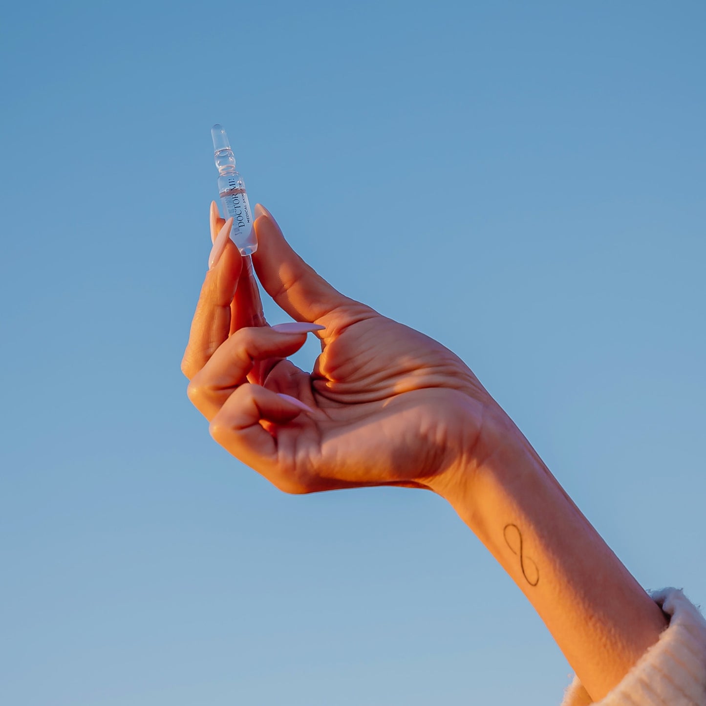 SUPER HYDRA AMPULLEN BY ALESSANDRA MEYER-WÖLDEN