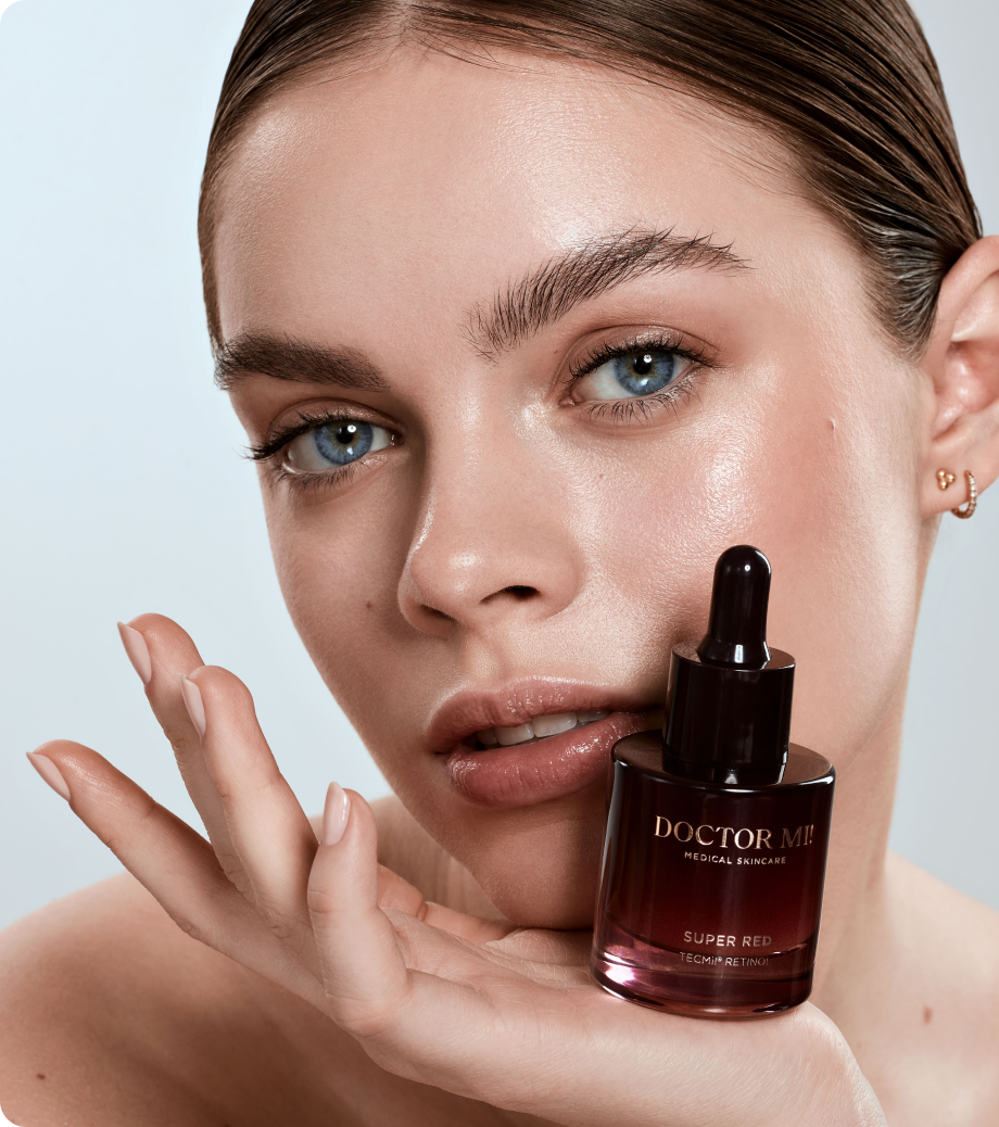 DOCTOR MI! SUPER RED SERUM overnight refining treatment Serum mit Retinol TECMi!® Technologie in rotem Glasflakon vor Modelgesicht auf weißem Hintergrund