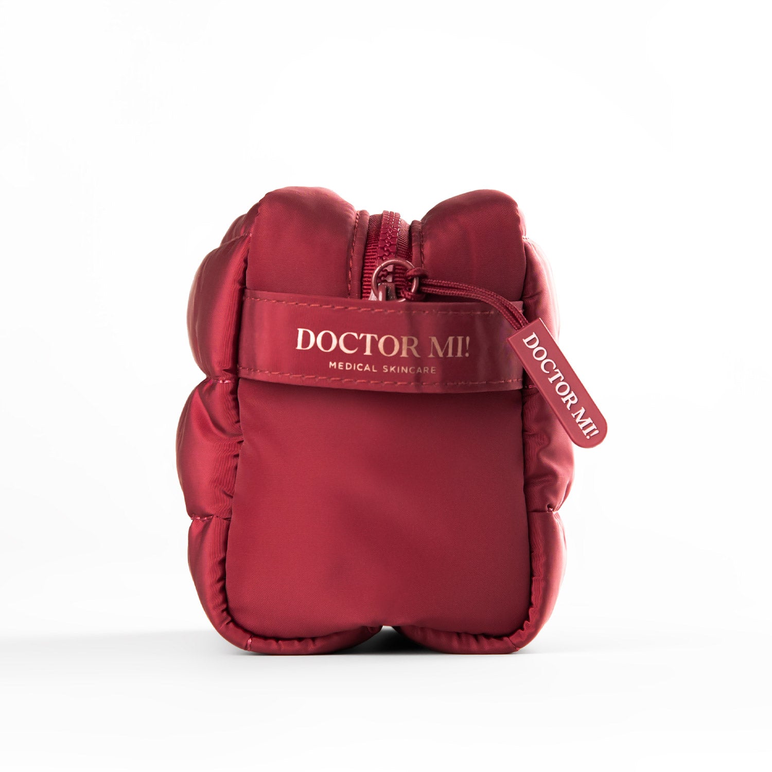 DOCTOR MI! BAG PUFFY RED praktische Kosmetiktasche in roter Steppoptik auf grauem Hintergrund