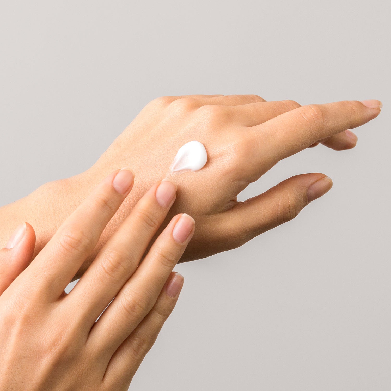 DOCTOR MI! RENEWING HAND CREAM pflegende Handcreme mit Retinol TECMi!® Technologie weiße, geschmeidige Textur aufgetragen auf Handoberfläche