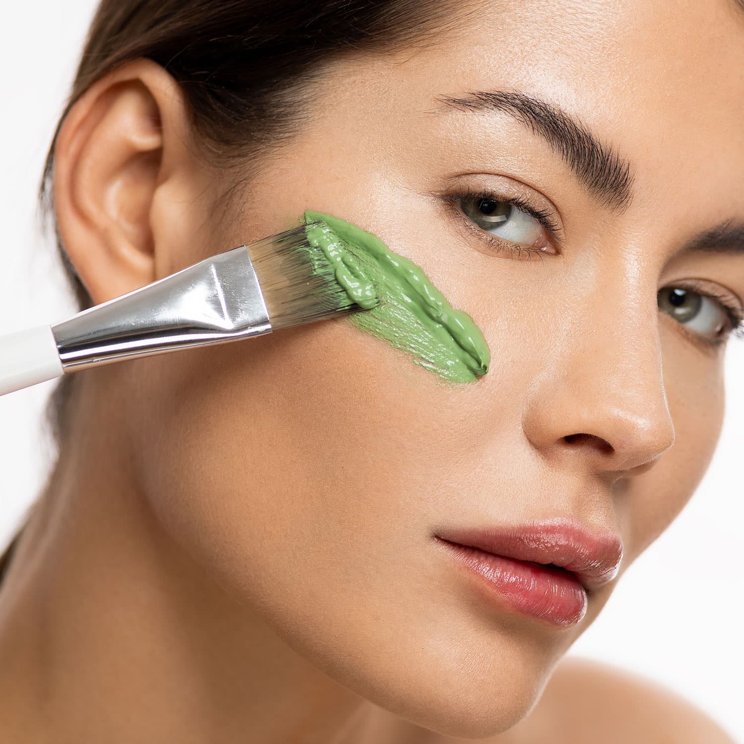 DOCTOR MI! REFINING MASK porenverfeinernde Gesichtsmaske mit hochwirksamen Retinol TECMi!® Technologie grüne belebende Textur aufgetragen auf Haut