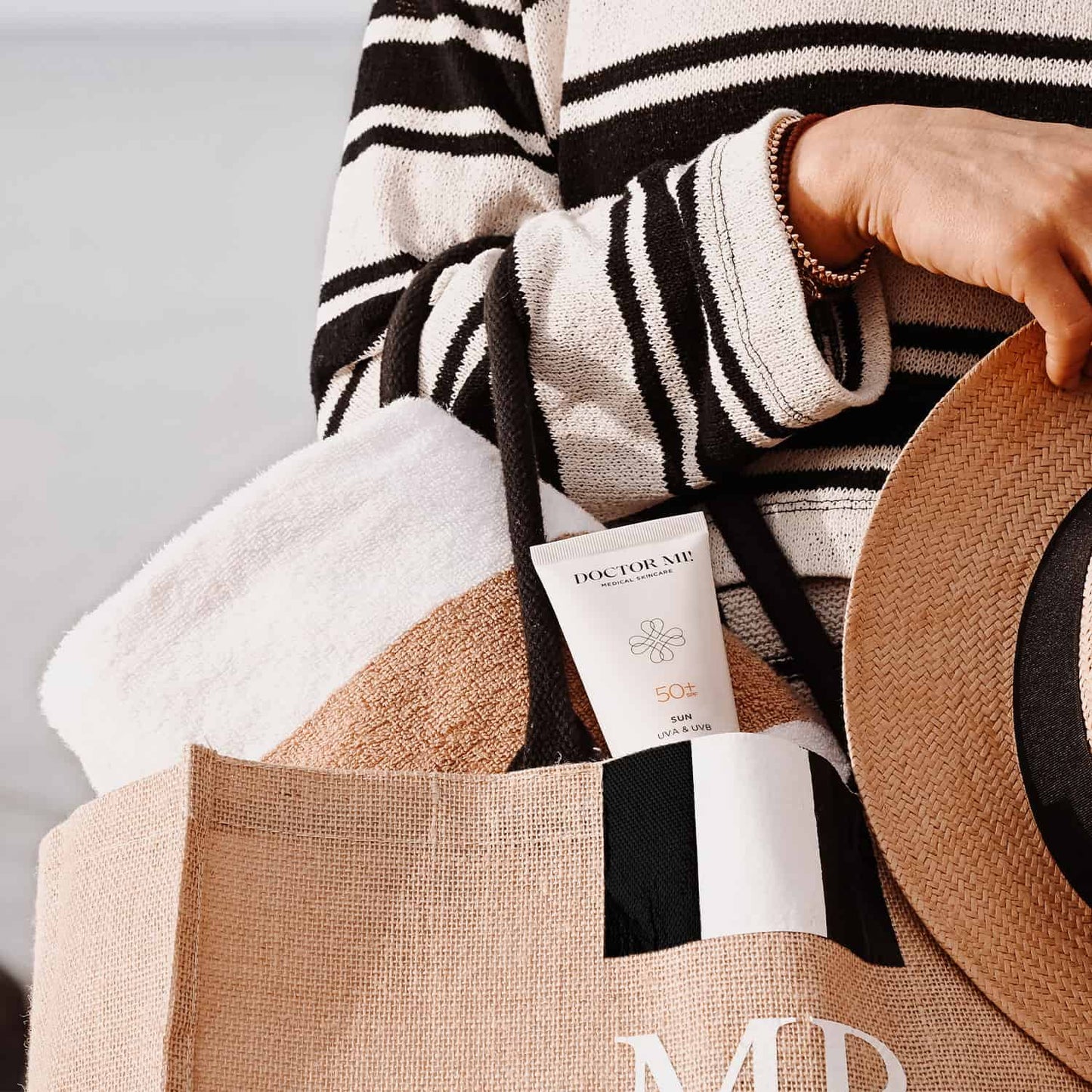 DOCTOR MI! PROTECTING CREAM SPF50 Sonnenschutz mit Lichtschutzfaktor 50+ und Vitamin E für maximalen Schutz in weißer Tube in beiger Strandtasche