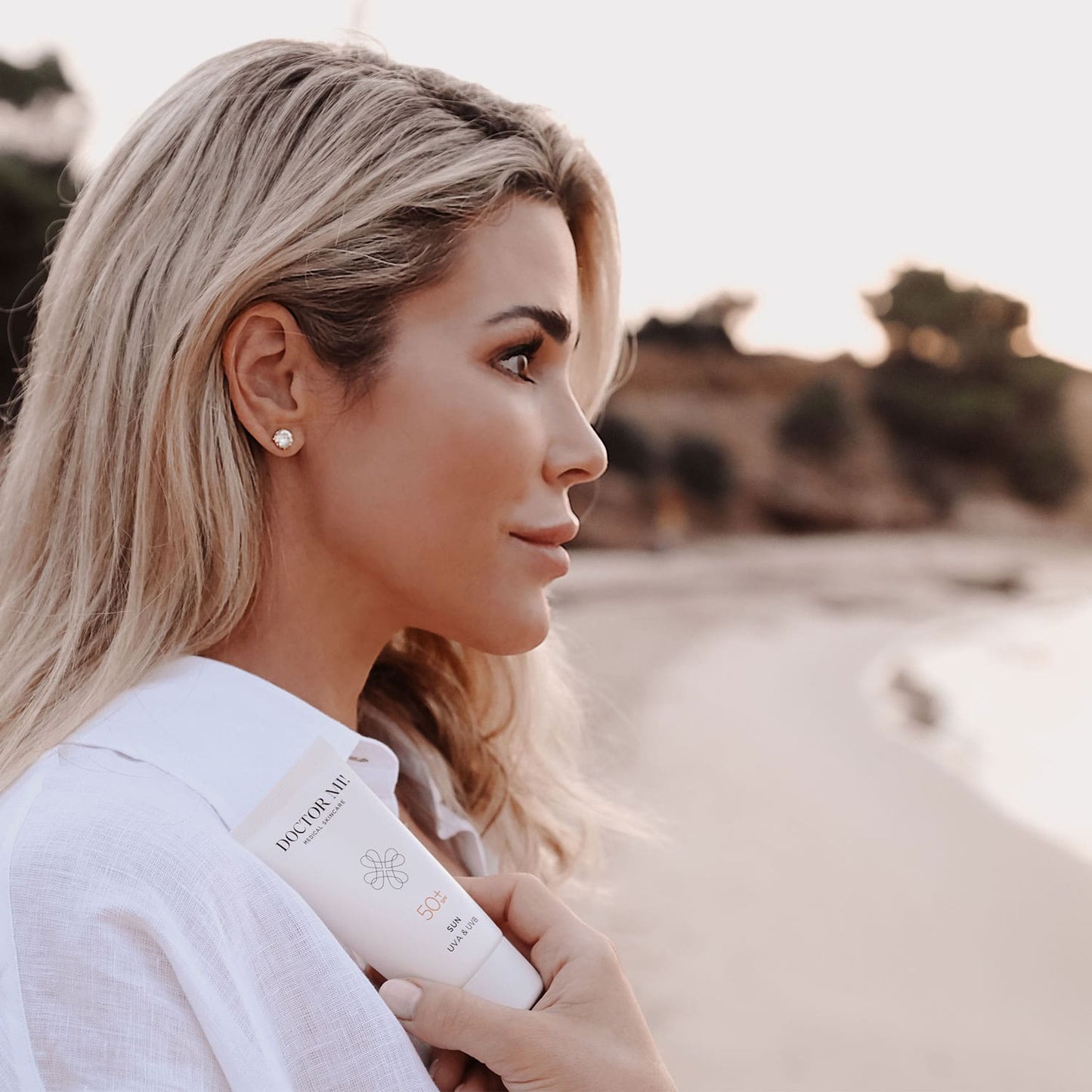 DOCTOR MI! PROTECTING CREAM SPF50 Sonnenschutz mit Lichtschutzfaktor 50+ und Vitamin E für maximalen Schutz in weißer Tube mit Dr. Miriam Rehbein