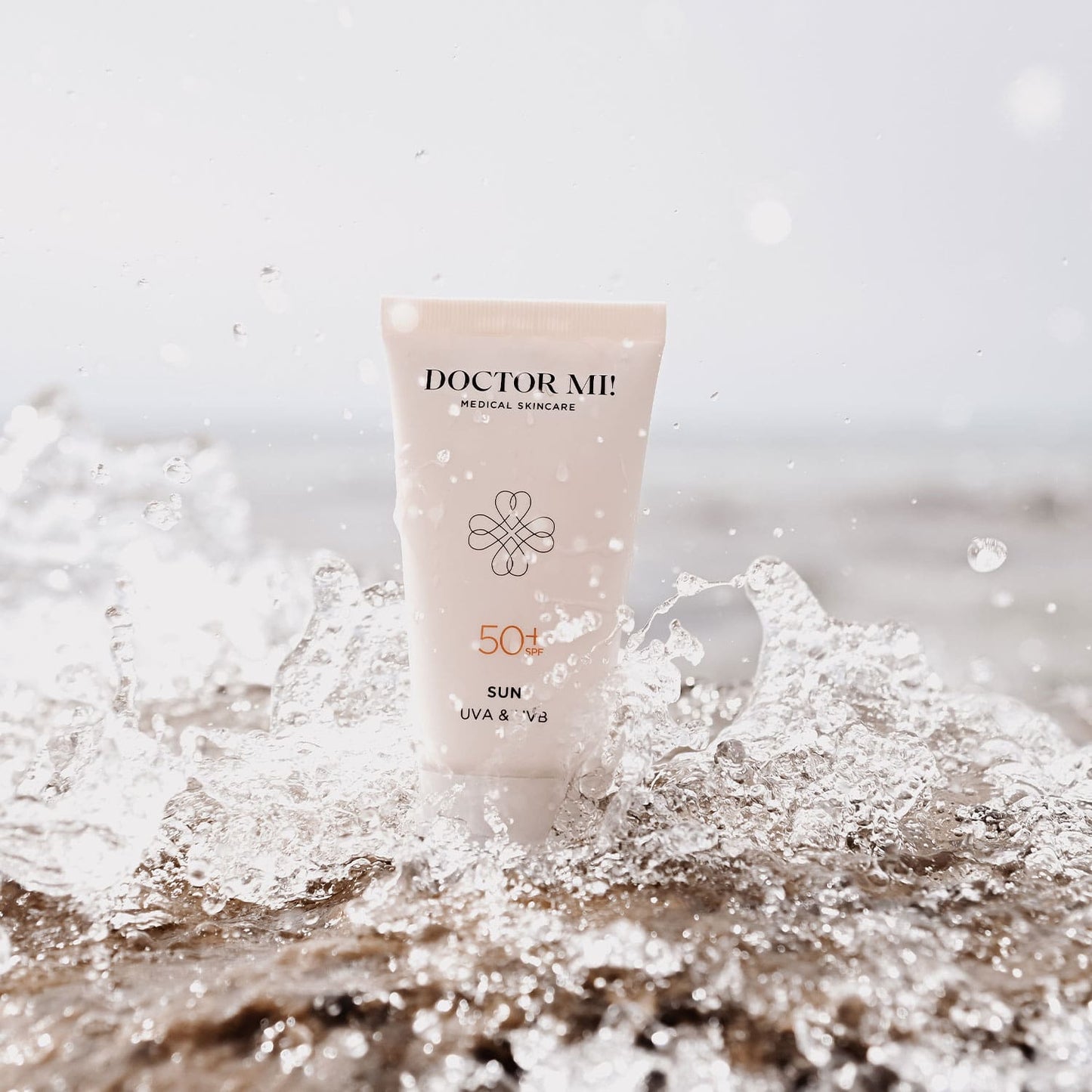 DOCTOR MI! PROTECTING CREAM SPF50 Sonnenschutz mit Lichtschutzfaktor 50+ und Vitamin E für maximalen Schutz in weißer Tube im Meer