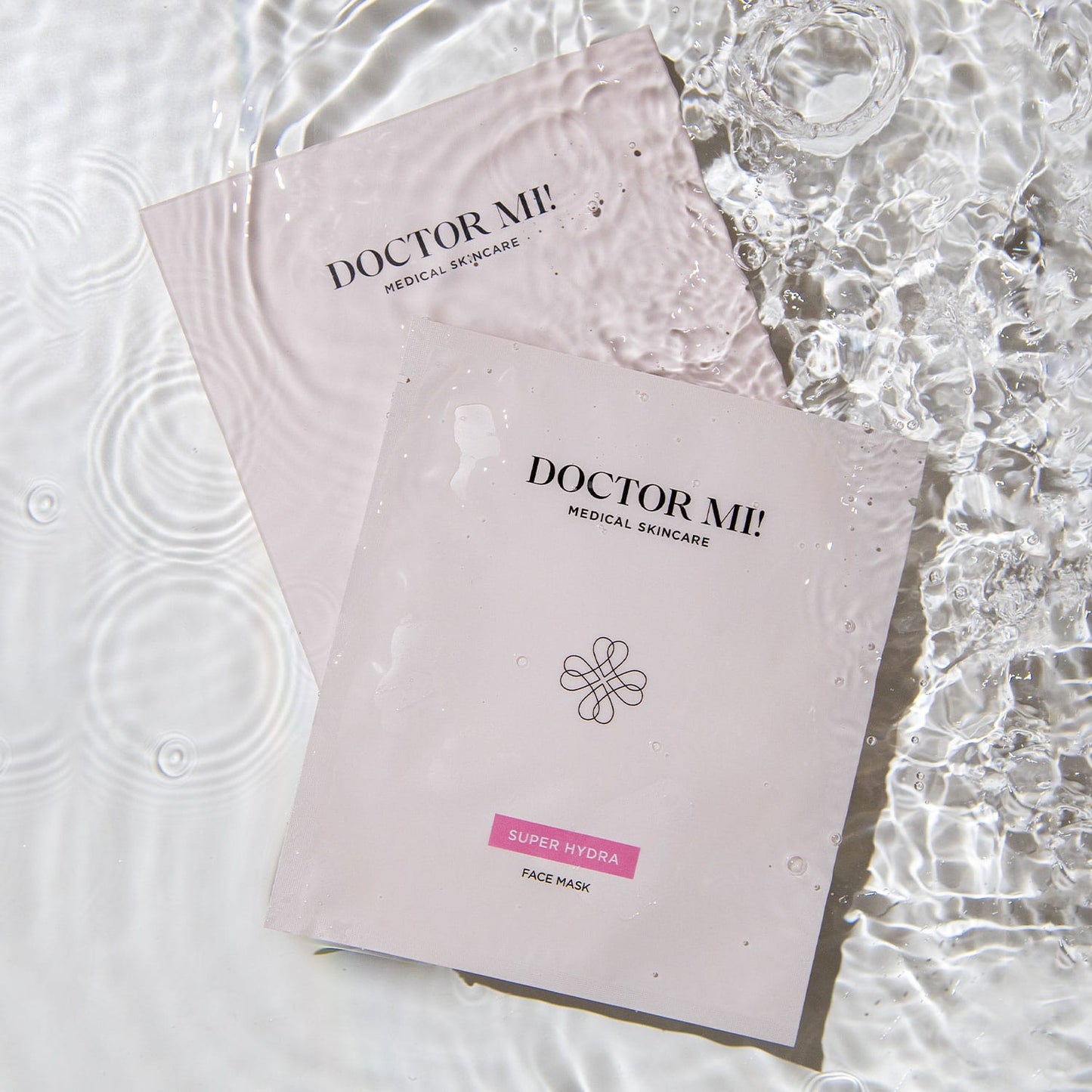 DOCTOR MI! SUPER HYDRA FACE MASK intensive Feuchtigkeits-Gesichtsmaske aus natürlichen Biocellulose-Fasern in weißer Verpackung in Wasser gelegt