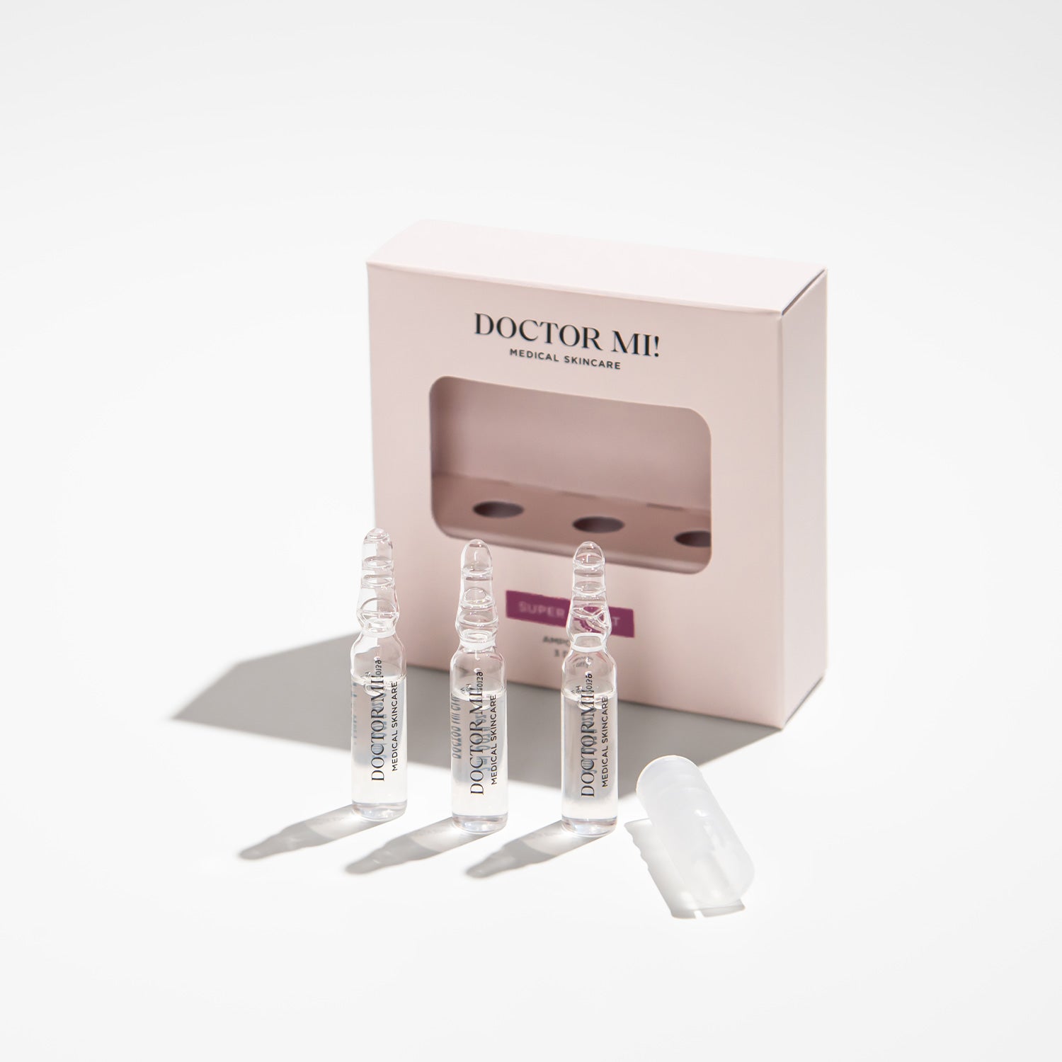 DOCTOR MI! SUPER LIFT AMPOULES tiefenwirksame Anti-Aging Lifting Ampullen, glättet feine Linien und Fältchen in weißer Verpackung mit Glasampullen auf grauem Hintergrund