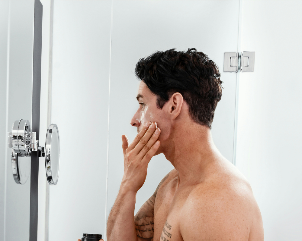 Gesichtspflege für Männer: Warum weniger Produkte oft die bessere Hautpflege sind