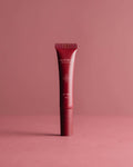 DOCTOR MI! PLUMPING LIP TINT innovative Lippenpflege mit einem Hauch von Farbe für eine gestärkte Hautbarriere in roter Tube auf rotem Hintergrund für sofortigen Plumping-Effekt