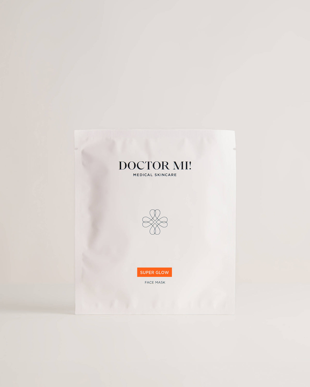 DOCTOR MI! SUPER GLOW FACE MASK sanfte exfolierende Gesichtsmaske für ein verfeinertes Hautbild aus natürlichen Biocellulose-Fasern in weißer Verpackung auf weißem Hintergrund 