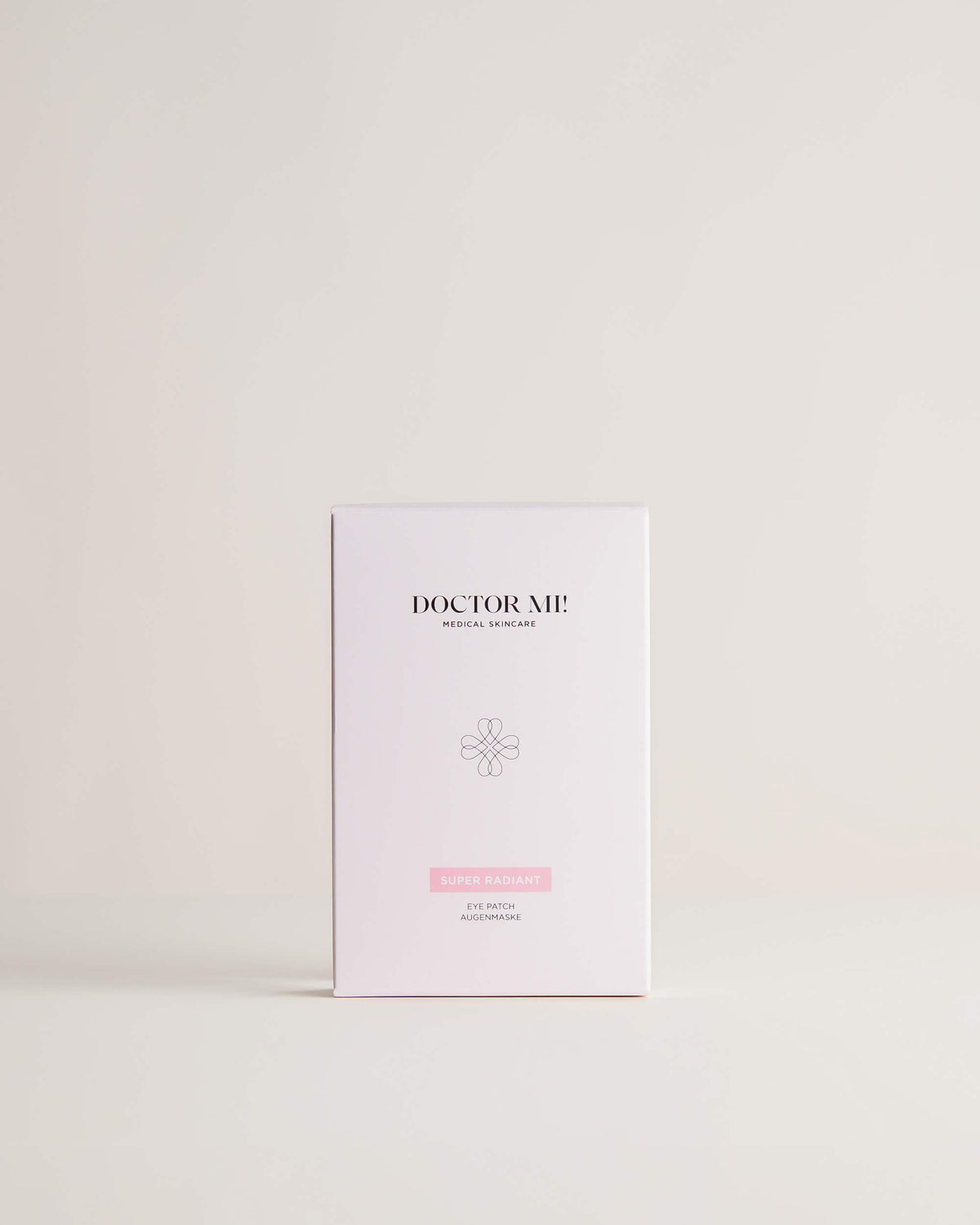DOCTOR MI! SUPER RADIANT EYE PATCHES Augenpatches aus natürlichen Biocellulose-Fasern für einen sofortigen Strahlkraft-Booster für müde Augen in weißer Verpackung auf weißem Hintergrund 