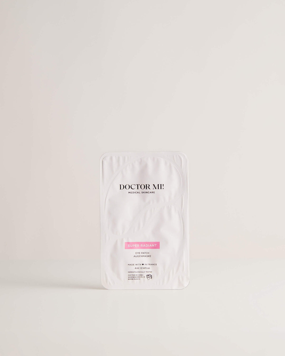 DOCTOR MI! SUPER RADIANT EYE PATCHES Augenpatches aus natürlichen Biocellulose-Fasern für einen sofortigen Strahlkraft-Booster für müde Augen in weißer Verpackung auf weißem Hintergrund 