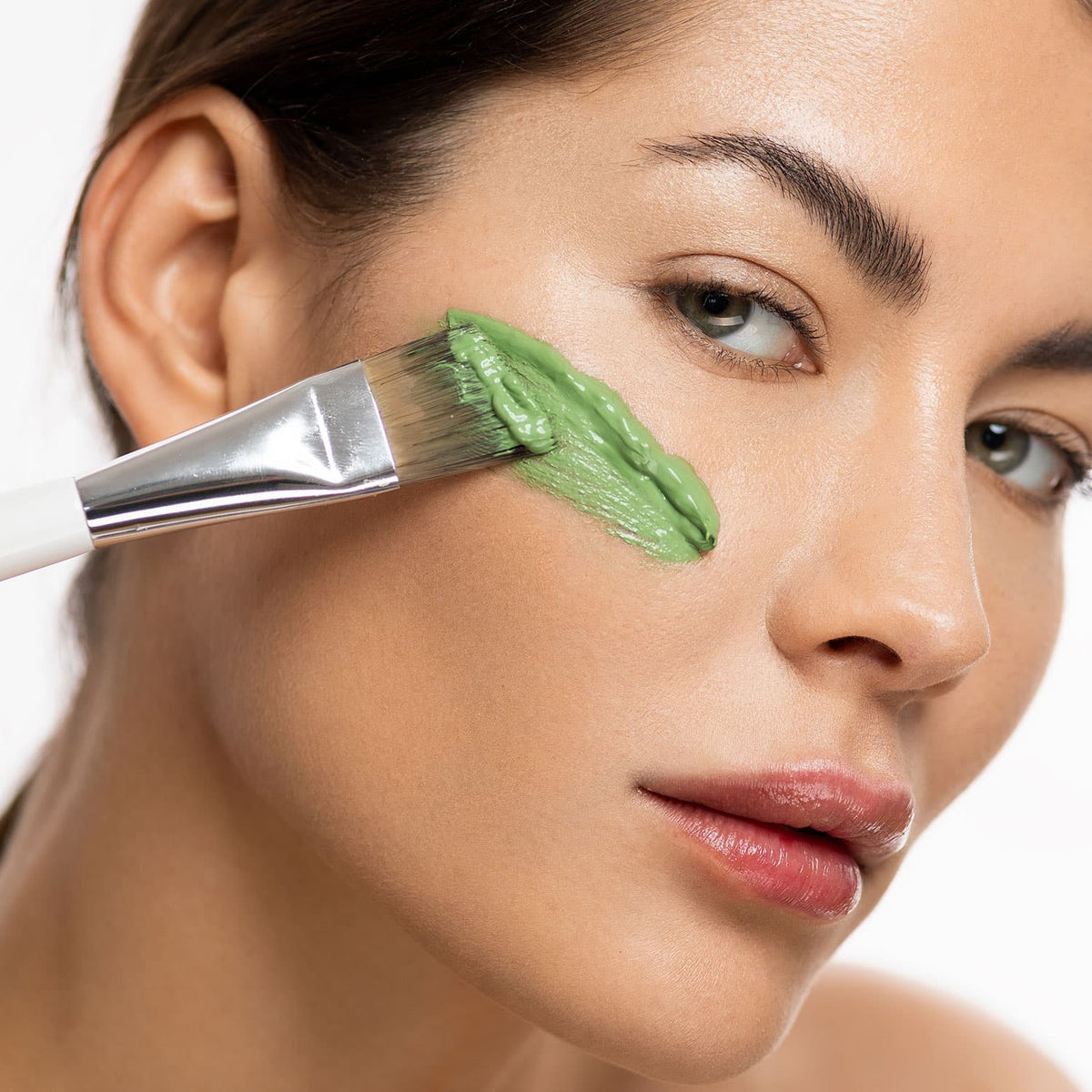 DOCTOR MI! REFINING MASK porenverfeinernde Gesichtsmaske mit hochwirksamen Retinol TECMi!® Technologie grüne belebende Textur aufgetragen auf Haut