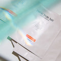 DOCTOR MI! SUPER GLOW FACE MASK sanfte exfolierende Gesichtsmaske für ein verfeinertes Hautbild aus natürlichen Biocellulose-Fasern in weißer Verpackung auf weißem Hintergrund 